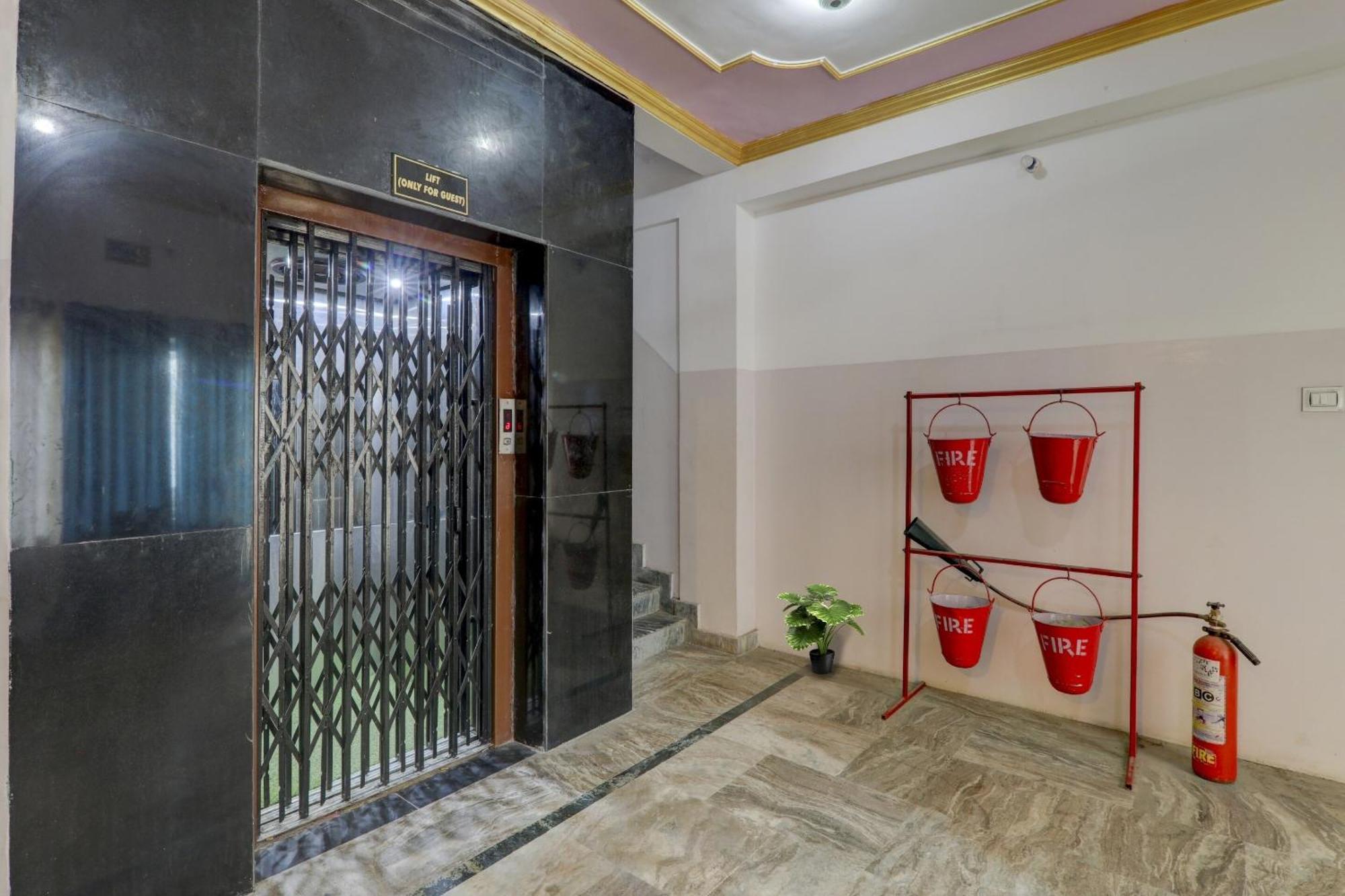 מלון לקנאו Collection O Premier Near Hazratganj מראה חיצוני תמונה
